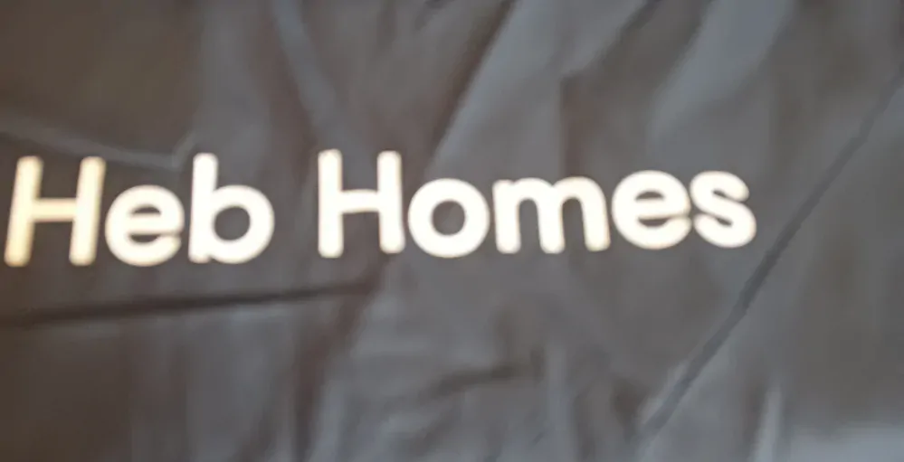 Chlapecká šusťáková bunda, na zádech nápis Heb Homes vel. 128-134