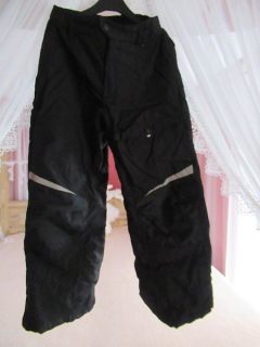 Unisex černé lyžařské kalhoty vel. 146 - H&M
