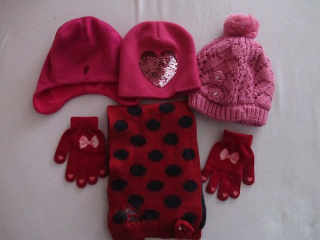3x Dívčí čepice, 1x Minnie šála, Rukavičky Zdarma