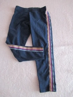 Dívčí tmavě modré pruhované teplákové legíny vel. 122 - Next